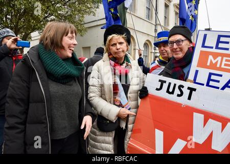 10 janvier, 2019. Anna Soubry MP conservateur (en photo avec travail MP Jess Phillips)a rencontré à la fois paisible pro et anti Brexit manifestants y compris Steve Bray. Elle leur a dit qu'elle n'avait pas de problèmes avec eux.C'est, en dépit des abus et indication de mob tyrans quelques jours avant. College Green, chambres du Parlement, Westminster, London.UK Crédit : michael melia/Alamy Live News Banque D'Images