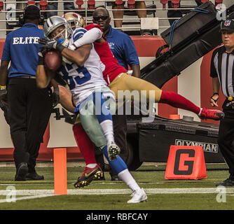 Santa Clara, Californie, États-Unis. 2e oct, 2016. Cowboys de Dallas receveur Terrance Williams (83) accrocher à balle pour touchdown catch le dimanche 2 octobre 2016, au stade de Lévis à Santa Clara, en Californie. Les Cowboys défait les 49ers 24-17. Crédit : Al Golub/ZUMA/Alamy Fil Live News Banque D'Images