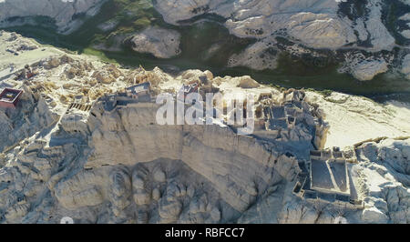 (190110) -- BEIJING, 10 janvier 2019 (Xinhua) -- Photo prise le 11 septembre 2018 montre les ruines de la royaume de Gugé Zanda Comté de Ngari, préfecture du sud-ouest de la Chine dans la région autonome du Tibet. Zanda présente le paysage unique de la terre 'forêt' et bien conservé Guge Kingdom site. L'ancien royaume de Gugé a été fondée vers le 9ème siècle mais disparu mystérieusement pendant le 17ème siècle. Ngari, à une altitude moyenne de 4 500 mètres, est surnommé le "haut du toit du monde." Il a toujours été le joyau de la couronne pour les aventuriers et les archéologues, et après eux, ca Banque D'Images