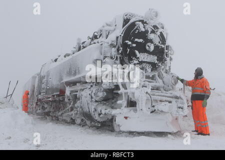 10 janvier 2019, la Saxe-Anhalt, Schierke : employés de la chemin de fer à voie étroite du Harz HSB travaillent dur sur le Brocken pour récupérer un train qui n'a pas été déblayée dans depuis mardi. Il n'a pas encore été possible de libérer la locomotive avec un chariot de les masses de neige. Photo : Matthias Bein/dpa-Zentralbild/ZB Banque D'Images