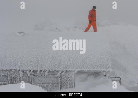 10 janvier 2019, la Saxe-Anhalt, Schierke : employés de la chemin de fer à voie étroite du Harz HSB travaillent dur sur le Brocken pour récupérer un train qui n'a pas été déblayée dans depuis mardi. Il n'a pas encore été possible de libérer la locomotive avec un chariot de les masses de neige. Photo : Matthias Bein/dpa-Zentralbild/ZB Banque D'Images