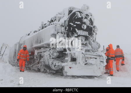 10 janvier 2019, la Saxe-Anhalt, Schierke : employés de la chemin de fer à voie étroite du Harz HSB travaillent dur sur le Brocken pour récupérer un train qui n'a pas été déblayée dans depuis mardi. Il n'a pas encore été possible de libérer la locomotive avec un chariot de les masses de neige. Photo : Matthias Bein/dpa-Zentralbild/ZB Banque D'Images