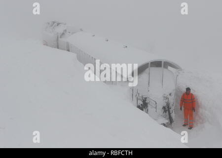 10 janvier 2019, la Saxe-Anhalt, Schierke : employés de la chemin de fer à voie étroite du Harz HSB travaillent dur sur le Brocken pour récupérer un train qui n'a pas été déblayée dans depuis mardi. Il n'a pas encore été possible de libérer la locomotive avec un chariot de les masses de neige. Photo : Matthias Bein/dpa-Zentralbild/ZB Banque D'Images