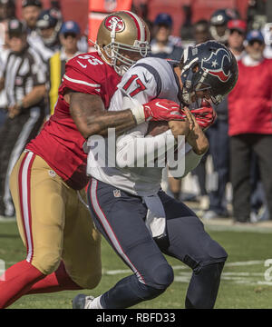 Santa Clara, Californie, États-Unis. 14Th Aug 2016. San Francisco 49ers en dehors de secondeur Ahmad Brooks (55) sacs du quart des Houston Texans Osweiler Brock (17) le dimanche, Août 14, 2016, au stade de Lévis à Santa Clara, en Californie. Les Texans défait les 49ers 24-13 dans un match pré-saison. Crédit : Al Golub/ZUMA/Alamy Fil Live News Banque D'Images