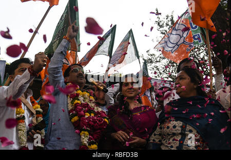 Mumbai, Inde. 10 janvier, 2019. Les membres du Bharatiya Janata Party célébrer l'établissement de quotas pour les pauvres gens de caste supérieure dans les emplois gouvernementaux avant les élections nationales, à Mumbai, Inde, 10 janvier 2019. Credit : Stringer/Xinhua/Alamy Live News Banque D'Images