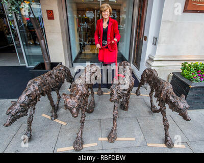 Londres, Royaume-Uni. 10 janvier 2019. Clare Trenchard lifesize du loup de bronze (£20 000 de chaque galerie haut en couleurs) - Le Mayfair Antiques & Fine Art Fair, London Marriott Hotel Grosvenor Square. Crédit : Guy Bell/Alamy Live News Banque D'Images