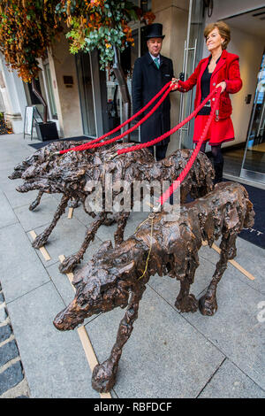 Londres, Royaume-Uni. 10 janvier 2019. Clare Trenchard lifesize du loup de bronze (£20 000 de chaque galerie haut en couleurs) - Le Mayfair Antiques & Fine Art Fair, London Marriott Hotel Grosvenor Square. Crédit : Guy Bell/Alamy Live News Banque D'Images