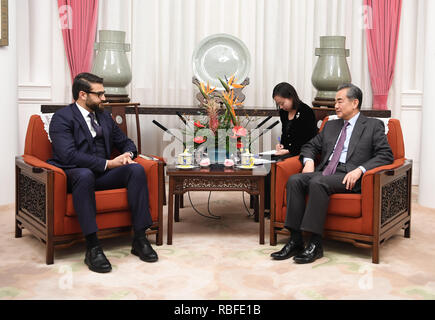 (190110) -- BEIJING, 10 janvier 2019 (Xinhua) -- Le conseiller d'Etat chinois et le ministre des Affaires étrangères Wang Yi (à droite) rencontre le président, conseiller à la sécurité nationale Hamdullah Mohib à Beijing, capitale de la Chine, 10 janvier 2019. (Xinhua/Zhang Ling) Banque D'Images