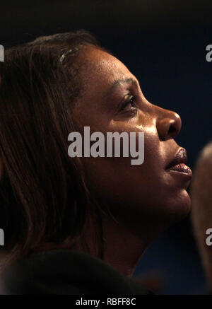 New York, New York, USA. 10 janvier, 2019. New York State Attorney General Leticia James regarde sur comme maire de la ville de New York, Bill De Blasio avec une introduction de New York Première Dame Chirlane McCray, livre le 2019 État de la ville pour les New-yorkais et les élus présents tenue à Symphony Space le 10 janvier 2019 à New York. Credit : Mpi43/media/Alamy Punch Live News Banque D'Images