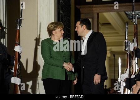 Athènes, Grèce. 10 janvier, 2019. Le Premier Ministre grec, Alexis Tsipras vu Chancelier Angella Merkel accueillant au Palais Maximou. Credit : Giorgos Zachos SOPA/Images/ZUMA/Alamy Fil Live News Banque D'Images