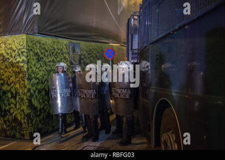 Athènes, Grèce. 10 janvier, 2019. La police anti-émeute s'alignent sur la marge d'une action de protestation, par les organisations de gauche contre la visite de la Chancelière Merkel à Athènes et bloquer un chemin. Baltagiannis Crédit : Socrates/dpa/Alamy Live News Banque D'Images