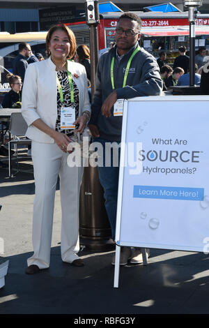 Las Vegas, NV, USA. 10 janvier, 2019. Maire de Flint au Michigan, Karen Weaver et Wasalu Jaco connu professionnellement comme Lupe Fiasco prend la parole à l'eau de masse zéro Kiosque DURANT CES 2019 à Las Vegas, Nevada le 10 janvier 209. Credit : Damairs Carter/media/Alamy Punch Live News Banque D'Images