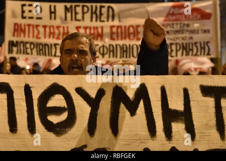 Athènes, Grèce. 10 janvier 2019. Mars manifestants scandant des slogans contre la visite de la Chancelière allemande Angela Merkel à Athènes, Grèce. Crédit : Nicolas Koutsokostas/Alamy Live News. Banque D'Images