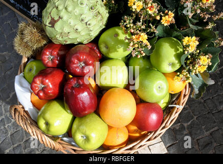 16 novembre 2018, Portugal, Funchal/Monte : un panier de fruits se trouve en face d'un café à Monte sur l'île portugaise de Madère. Photo : Holger Hollemann/dpa Banque D'Images