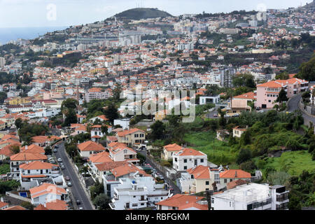 Funchal, Portugal. 16 Nov, 2018. Un téléphérique vous conduit de la vieille ville de Funchal via la zone urbaine pour monte sur l'île portugaise de Madère. Credit : Holger Hollemann/dpa/Alamy Live News Banque D'Images