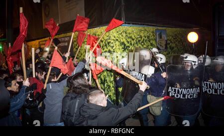 Athènes, Grèce. 10 janvier, 2019. Les protestataires sont considérés des affrontements avec la police anti-émeute contre les agents au cours de la visite de la Chancelière allemande Angel Merkel. La chancelière allemande Angela Merkel membres un voyage de 2 jours et des réunions avec le Premier ministre grec et le président de la République hellénique Prokopis Pavlopoulos en Grèce. Credit : Ioannis Alexopoulos SOPA/Images/ZUMA/Alamy Fil Live News Banque D'Images