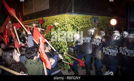 Athènes, Grèce. 10 janvier, 2019. Les protestataires sont considérés des affrontements avec la police anti-émeute contre les agents au cours de la visite de la Chancelière allemande Angel Merkel. La chancelière allemande Angela Merkel membres un voyage de 2 jours et des réunions avec le Premier ministre grec et le président de la République hellénique Prokopis Pavlopoulos en Grèce. Credit : Ioannis Alexopoulos SOPA/Images/ZUMA/Alamy Fil Live News Banque D'Images