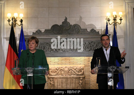 Athènes, Grèce. 10 janvier, 2019. La chancelière allemande Angela Merkel (L) et le Premier Ministre grec Alexis Tsipras, assister à une conférence de presse conjointe à Athènes, Grèce, le 10 janvier 2019. L'esprit européen a été renforcée grâce à la gestion des défis communs et de l'Europe aura un avenir meilleur grâce à la coopération et non pas le nationalisme, la chancelière allemande Angela Merkel a déclaré jeudi au début d'une visite de deux jours à Athènes. Credit : Marios Lolos/Xinhua/Alamy Live News Banque D'Images