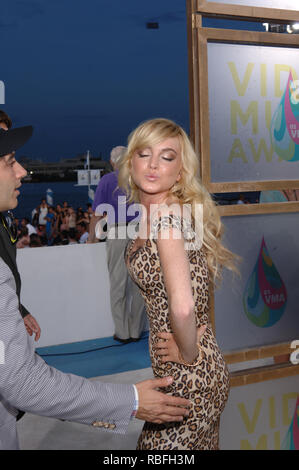 Orig Pix prise - le 28 août 2005 à Miami, Floride, Miami, FL - le 22 mai : Lindsay ne sera pas arrêté, sous caution Posted originally posted 20 Mai 2010 4:22 PM PDT par personnel de TMZ a appris TMZ Lindsay Lohan ne sera pas arrêté, parce qu'elle a déjà posté sous caution et l'arrêt européen a été rappelé. Plus tôt aujourd'hui, le juge de fixer la caution à 100 000 $. On nous dit que le peuple de Lindsay plunked rapidement diminué de 10 000 (10  % de la norme) pour fixer l'obligation et le juge a ensuite rappelé le mandat -- sens Lindsay ne sera pas arrêtée alors qu'elle retourne aux États-Unis On nous dit Lindsay et son avocat, Shaw Banque D'Images