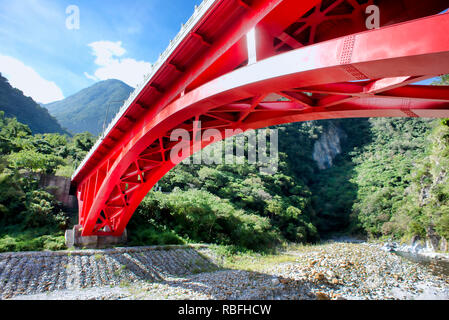 Le Comté de Chiayi, Taiwan , le parc national de Taroko et pont de chemin de la marche en montagne avec une vue à couper le souffle. Banque D'Images