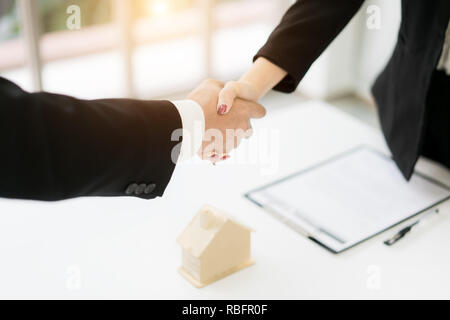 Courtier immobilier et le client se serrer la main après avoir signé un contrat : immobilier, accueil concept de prêt et d'assurance Banque D'Images