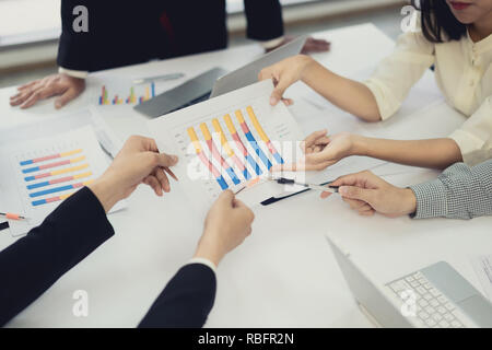 Les gens d'affaires de démarrage, la réunion du groupe de travail de l'équipe de jeunes collaborateurs créatifs et de discuter de nouveau dans le projet de plan social, entrepreneurs, brainstorming, Banque D'Images