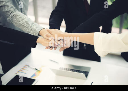 Close up Vue de dessus des jeunes gens d'affaires de mettre leurs mains ensemble. Pile de mains. L'unité et de l'équipe concept. Banque D'Images