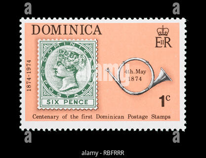 Timbre-poste représentant de la Dominique Dominique # 8 et d'un cor Banque D'Images