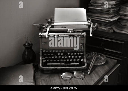Vieille machine à écrire avec des papiers Banque D'Images