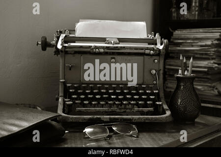 Vieille machine à écrire avec des papiers Banque D'Images