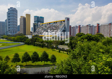 Vue aérienne de l'brutaliste conception du complexe Golden Mile, Singapour. Banque D'Images