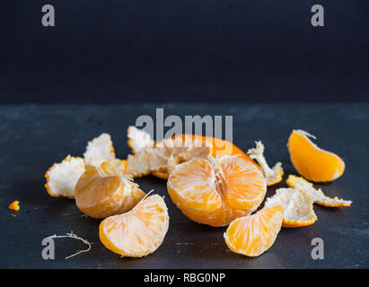 Mandarines et des sculptures sur un fond sombre Banque D'Images