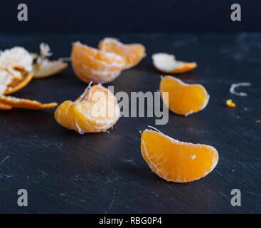 Mandarines et des sculptures sur un fond sombre Banque D'Images