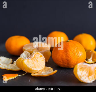 Mandarines et des sculptures sur un fond sombre Banque D'Images