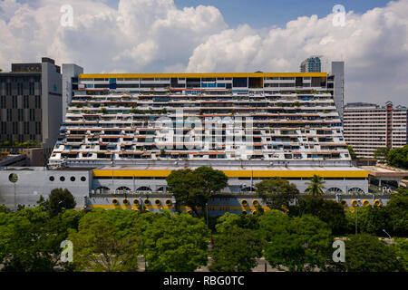 Vue aérienne de l'brutaliste conception du complexe Golden Mile, Singapour. Banque D'Images