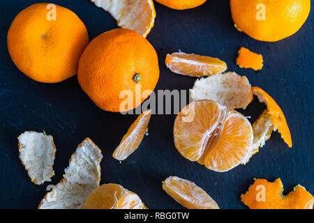 Mandarines et des sculptures sur un fond sombre Banque D'Images