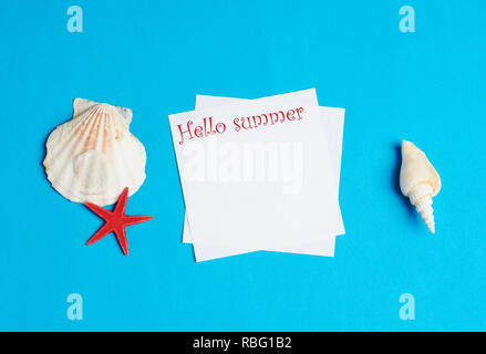 Hello Summer - feuille avec hello summer texte sur fond lumineux bleu. Concept de mise à plat Banque D'Images