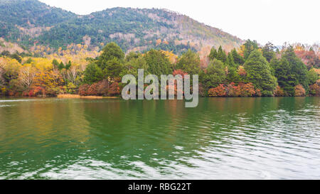 Vue sur lac Yunoko en saison d'automne au parc national de Nikko, Nikko, Tochigi, au Japon. Banque D'Images