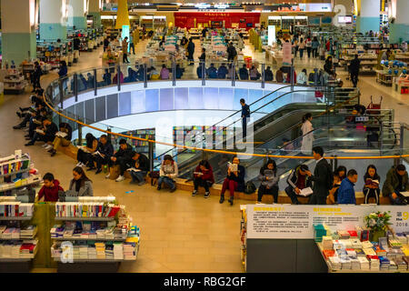 Shanghai Bookmall, une grande librairie, et les clients Chinois lire des livres tout en étant assis sur le plancher à Shenzhen, Chine Banque D'Images