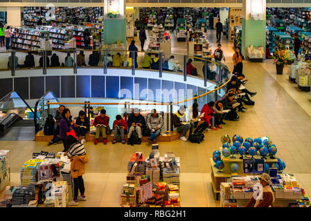 Shanghai Bookmall, une grande librairie, et les clients Chinois lire des livres tout en étant assis sur le plancher à Shenzhen, Chine Banque D'Images