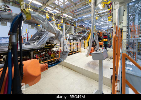 Corps de voiture sur l'ensemble des voitures modernes de transport à l'usine. processus de création automatique de corps de voiture Banque D'Images