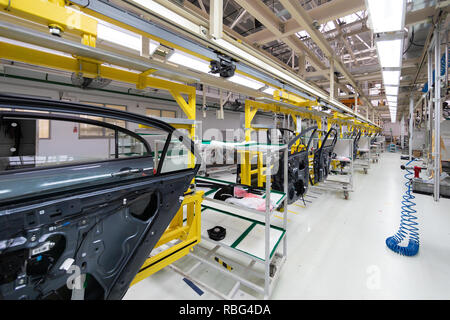 Porte de la voiture sur le convoyeur. Équipements robotiques permet l'assemblage de voiture. À l'usine de montage de voitures modernes Banque D'Images