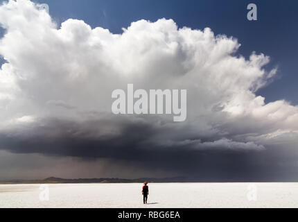 L'homme qui de promenade solitaire sur le lac de sel d'Orumieh, province de l'Ouest, l'Iran Banque D'Images