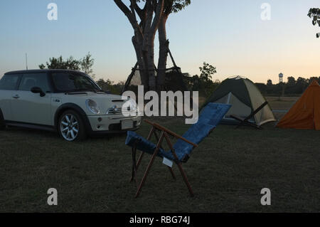 Point de camping à matin, l'été Banque D'Images