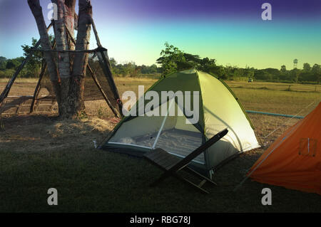 Point de camping à matin, l'été Banque D'Images