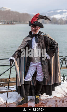 Annecy, France, Février 24, 2013 : Portrait d'une personne déguisée posant à Annecy, France, lors d'un carnaval vénitien qui célèbre la beauté de Banque D'Images