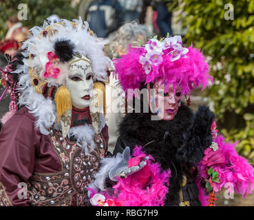 Annecy, France, Février 24, 2013 : Portrait d'un couple déguisé à Annecy, France, lors d'un carnaval vénitien qui célèbre la beauté de Banque D'Images