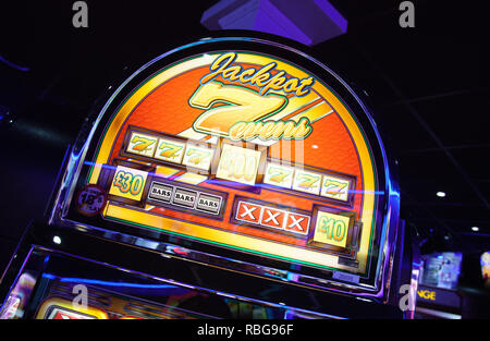 Les machines de jeux de hasard à gros enjeux / cote fixe les bornes de pari dans un casino / centre de divertissement pour adultes seulement en UK Banque D'Images