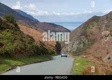 Voiture roulant jusqu'Sychnant Pass près de Camden dans le Nord du Pays de Galles. Banque D'Images