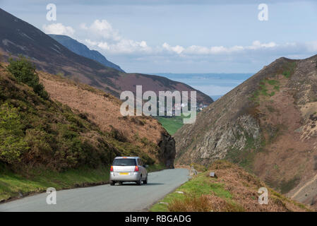 Location de conduire sur l'Sychnant Pass près de Llandudno, sur la côte du nord du Pays de Galles. Un chemin escarpé avec paysage spectaculaire. Banque D'Images